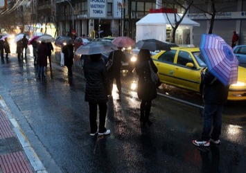 Μετωπική σύγκρουση με τις συντεχνίες, «μήνυμα» τρομοκρατών