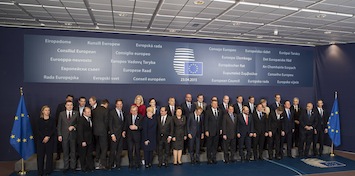 Αγώνας δρόμου για να κρατηθεί η Ελλάδα στη ζωή