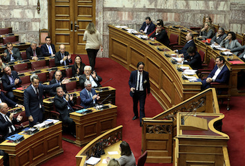 Σκληρή κόντρα με αιχμή τη Συνταγματική Αναθεώρηση