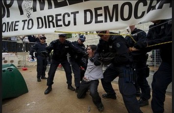Αστυνομικοί έγδυσαν 20χρονη κοπέλα στη Μελβούρνη!