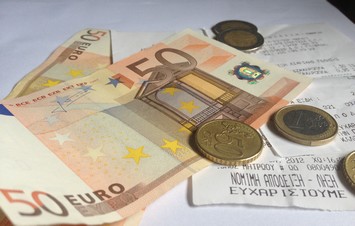 «Πρωταθλητές» οι Έλληνες στην ΕΕ στις αγορές χωρίς απόδειξη