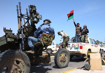 ΤΑ ΤΑΝΚΣ ΤΟΥ ΚΑΝΤΑΦΙ ΠΡΟΕΛΑΥΝΟΥΝ ΕΝΩ Η ΔΥΣΗ ΑΜΦΙΤΑΛΑΝΤΕΥΕΤΑΙ