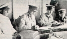 Σύμη, 8 Μαΐου 1945: Οι Σύμμαχοι υπογράφουν το πρωτόκολλο παραδόσεως.<br>Διακρίνεται πρώτος δεξιά ο Διοικητής του Ιερού Λόχου Συνταγματάρχης<br>Χριστόδουλος Τσιγάντες.