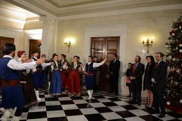 Αγώνας δρόμου για να κλείσουν τα μέτωπα με την κοινωνία